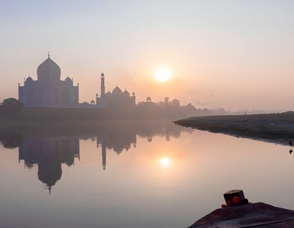 Lucknow to Agra Tour Booking